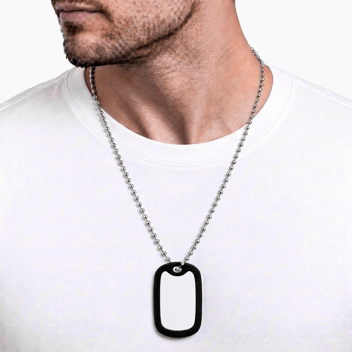 Collar personalizable con placa militar y cierre tipo canoa.