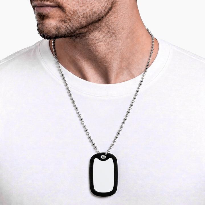 Collar personalizable con placa militar y cierre tipo canoa.