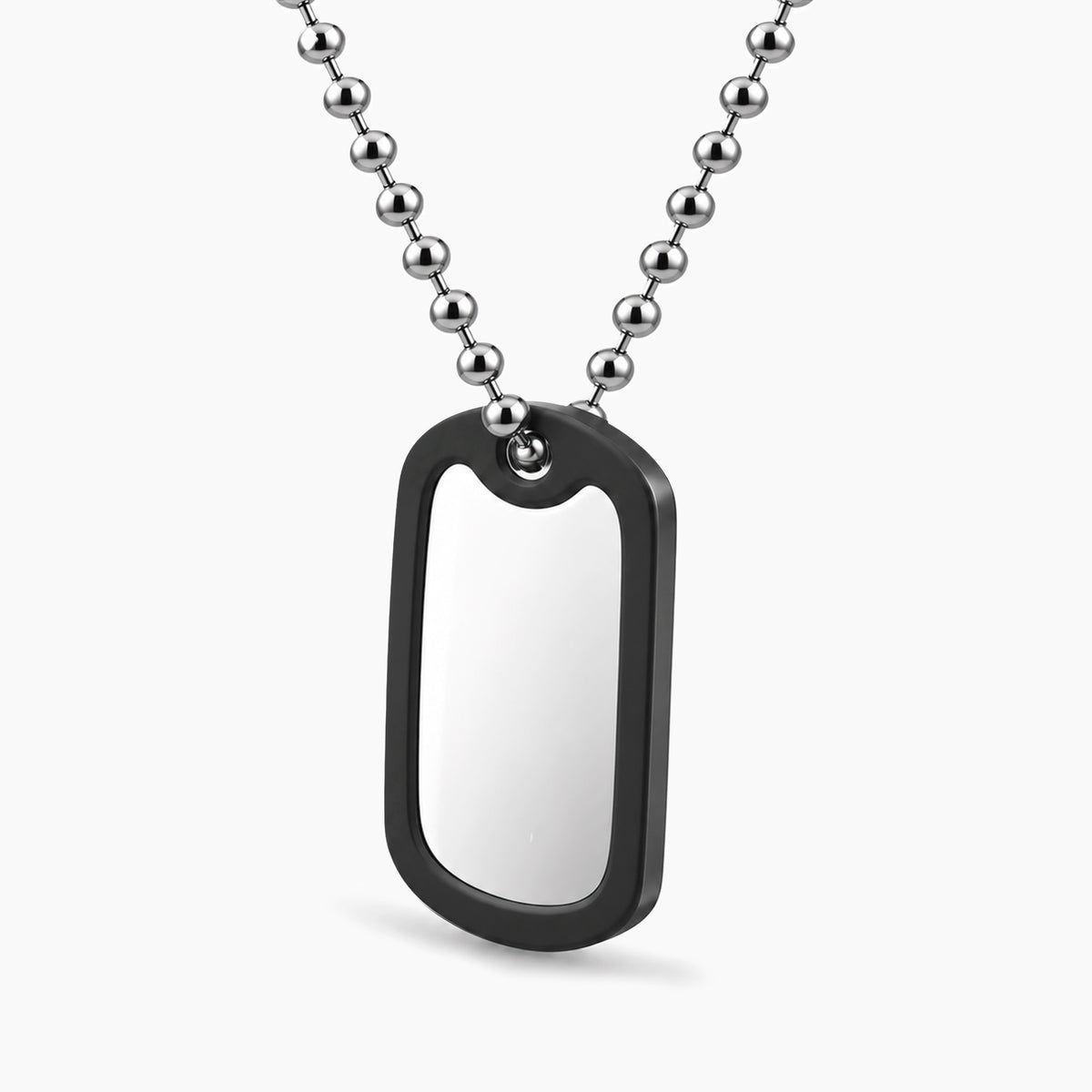 Collar personalizable con placa militar y cierre tipo canoa.