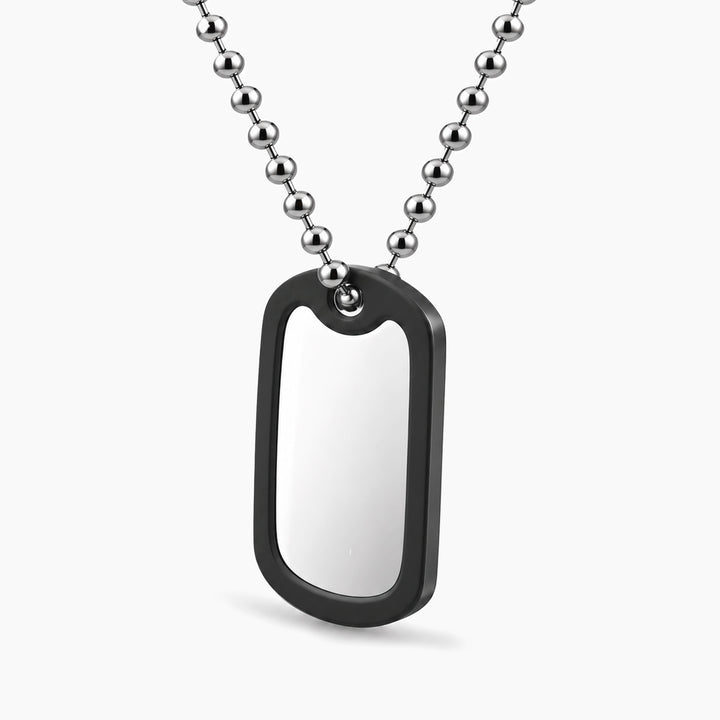 Collar personalizable con placa militar y cierre tipo canoa.