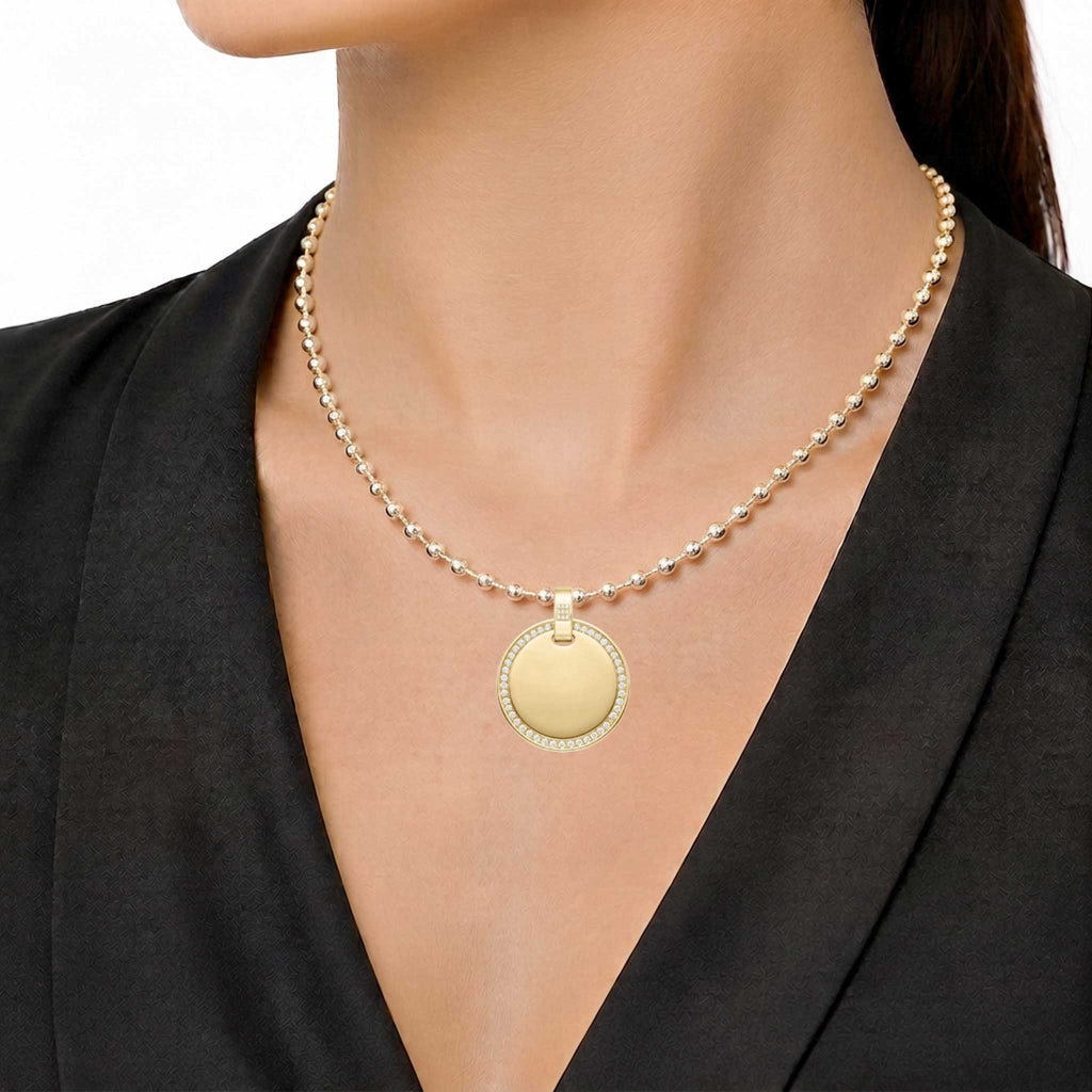 Dije personalizable redondo con zirconitas revestido en oro